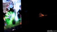 Anda juga bisa menjajal mantra yang dipakai Doctor Strange saat pertama kali memakai time stone. 
