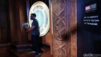 Penasaran angkat palu Mjolnir milik Thor? Cobain nih. 
