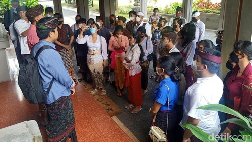 Persadha Nusantara, alumni SMA Bali Mandara serta FKPP Bali mendatangi Kantor DPRD Bali. Mereka akan beraudiensi terkait perubahan sistem asrama di SMA Bali Mandara.