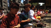 Aksi dilanjutkan dengan bersembahyang bersama di Padmasana DPRD Bali dan kemudian membubarkan diri.