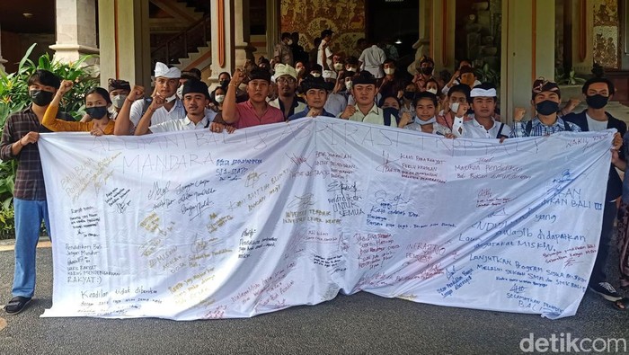 Gagal Audiensi dengan Anggota DPRD, FKPP-Alumni SMA Bali Mandara Kecewa Persadha Nusantara, alumni SMA Bali Mandara serta FKPP Bali mendatangi Kantor DPRD Bali. Mereka akan beraudiensi terkait perubahan sistem asrama di SMA Bali Mandara.