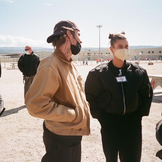 Ini gaya kompak mereka ketika pakai bomber jacket. Bisa jadi inspirasi kamu yang ingin tampil couple dengan pasangan.Foto: Instagram