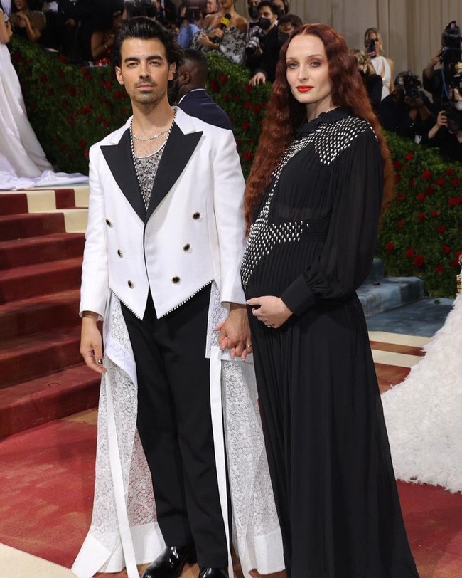 Bisa dibilang penampilannya kini lebih fashion forward. Mungkin beberapa gaya selebriti yang berubah dalam hubungan mereka karena pasangan ini membuat mereka merasa diterima apapun yang kamu pakai dan karena itu mereka merasa percaya diri mencoba sesuatu yang baru atau mengevolusi gaya mereka, tutur Samantha.Foto: Instagram