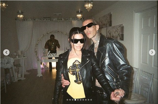 Ini salah satu gaya Kourtney yang dianggap jadi mirip Travis. Ketika menikah di Las Vegas, pasangan yang baru menikah itu memakai jaket kulit dan kacamata hitam. Foto: Instagram