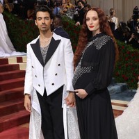 Bisa dibilang penampilannya kini lebih fashion forward. Mungkin beberapa gaya selebriti yang berubah dalam hubungan mereka karena pasangan ini membuat mereka merasa diterima apapun yang kamu pakai dan karena itu mereka merasa percaya diri mencoba sesuatu yang baru atau mengevolusi gaya mereka, tutur Samantha.Foto: Instagram