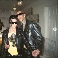 Ini salah satu gaya Kourtney yang dianggap jadi mirip Travis. Ketika menikah di Las Vegas, pasangan yang baru menikah itu memakai jaket kulit dan kacamata hitam. Foto: Instagram
