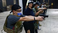 Sejumlah warga berlatih menembak dengan airsoft gun di New Taipei City, Taiwan, Sabtu (21/5/2022).