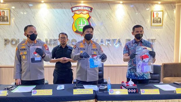 Gitaris  Kahitna Andrie Bayuajie ditangkap karena kasus psikotropika