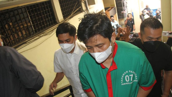 Gitaris Kahitna Andrie Bayuajie ditangkap karena kasus psikotropika Gitaris Kahitna Andrie Bayuajie ditangkap karena kasus psikotropika
