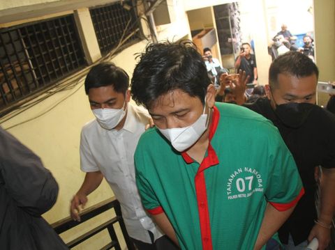 Gitaris  Kahitna Andrie Bayuajie ditangkap karena kasus psikotropika