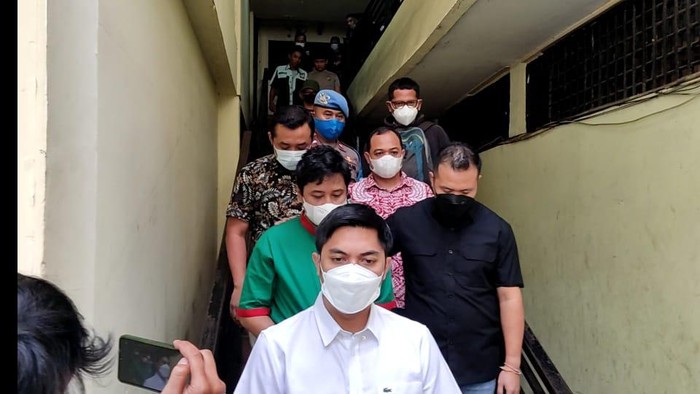 Gitaris  Kahitna Andrie Bayuajie ditangkap karena kasus psikotropika