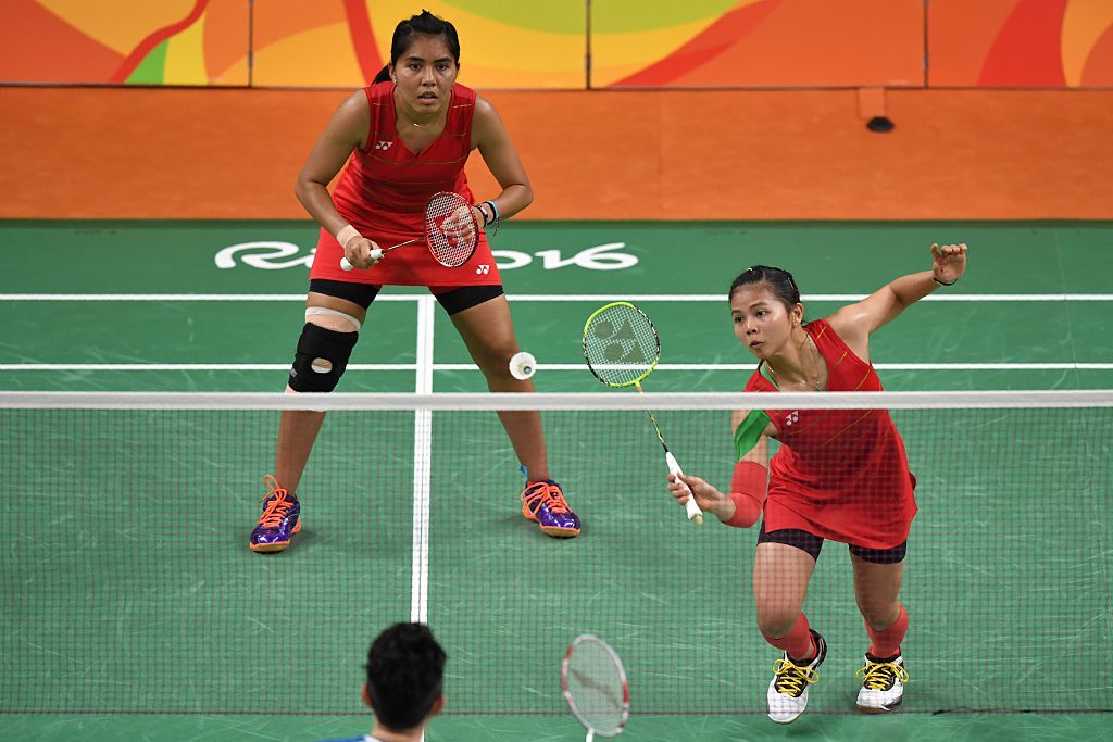 Indonesia's Nitya Krishinda Maheswari (L) and Indonesia's Greysia Polii return to China's Tang Yuanting and China's Fu Haifeng during their women's doubles quarter-final badminton match at the Riocentro stadium in Rio de Janeiro on August 15, 2016, at the Rio 2016 Olympic Games. / AFP / Ed JONES (Photo credit should read ED JONES/AFP via Getty Images)