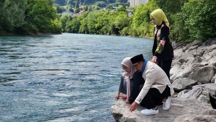 Gubernur Jabar Ridwan Kamil bersama istri dan anak bungsunya di pinggir Sungai Aare Bern, Swiss sebelum pulang ke Bandung.