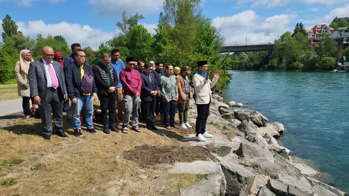 Gubernur Jawa Barat Ridwan Kamil dan keluarga melaksanakan salat Gaib, sebelum kepulangan ke Indonesia, Kamis (2/6/2022) waktu Swiss.