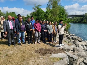 Saat Ridwan Kamil Salat Gaib untuk Eril di Tepi Sungai Aare