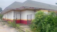 Bangunan gerai McD ini masih berdiri kokoh. Di luarnya dihiasi cat warna putih, kuning, dan merah yang sangat identik dengan McD sejak dulu.