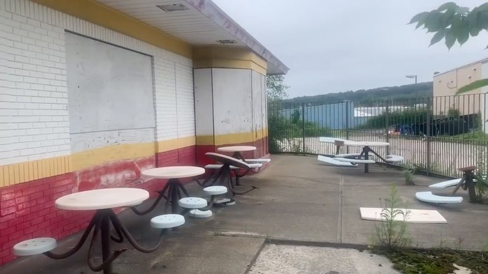 Hiii! Begini Kondisi Gerai McDonald's yang Terbengkalai Sejak 1980 Hiii! Begini Kondisi Gerai McDonald's yang Terbengkalai Sejak 1980
