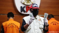 Barang bukti yang diamankan seperti pecahan mata uang asing dan dokumen.