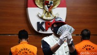 Dalam penangkapan Haryadi dkk, KPK mengamankan sejumlah uang dalam pecahan dolar sebagai barang bukti. Totalnya ada USD 27.258.