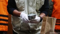 KPK menyita uang USD 27.258 ribu yang dikemas dalam tas goodiebag.