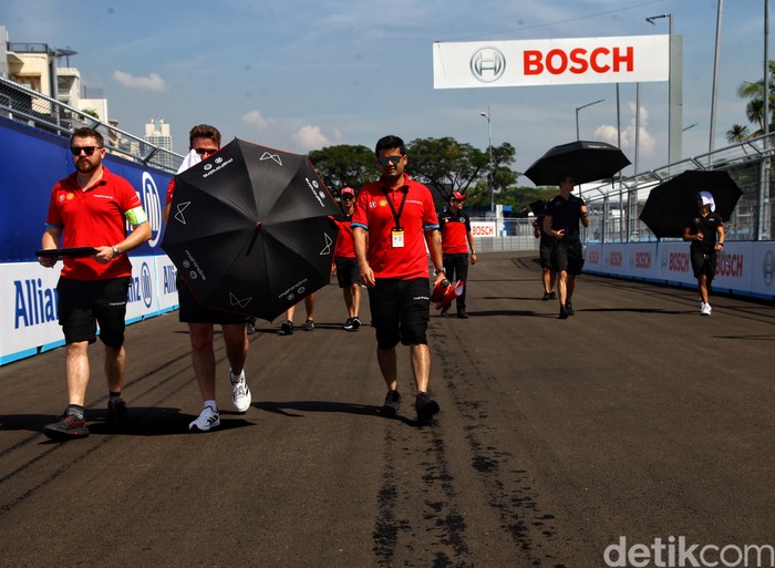 Tim pebalap Formula E memeriksa area lintasan di Jakarta International E-Prix Circuit, Ancol. Hal itu sebagai persiapan jelang balapan yang akan digelar besok.
