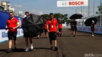 Kegiatan itu dilakukan untuk memeriksa kualitas aspal lintasan dan mengukur jarak lintasan jelang balapan Formula E.