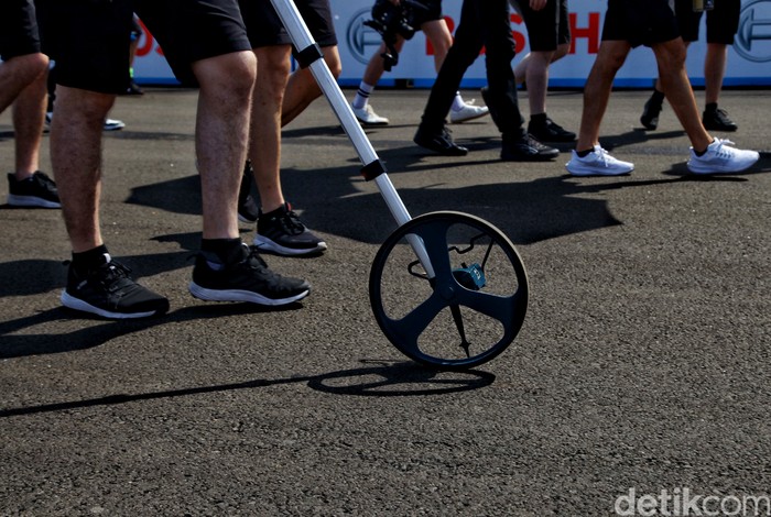 Tim pebalap Formula E memeriksa area lintasan di Jakarta International E-Prix Circuit, Ancol. Hal itu sebagai persiapan jelang balapan yang akan digelar besok.