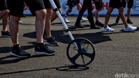Ajang balapan mobil listrik internasional ini akan digelar pada Sabtu (4/6) besok. Ada pun jadwal Formula E Jakarta 2022 akan dimulai dengan Free Practice 1 pada pukul 07.15-07.45 WIB, lalu Free Practice 2 pada pukul 09.00-0.30 WIB, kemudian dilanjutkan Qualifying pada pukul 10.40-11.55 WIB dan Race Round 9 pada pukul 15.00-16.00 WIB.