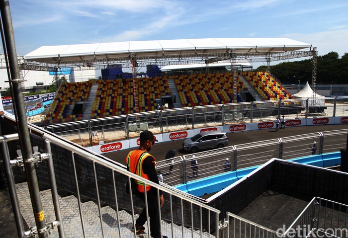 Tim pebalap Formula E memeriksa area lintasan di Jakarta International E-Prix Circuit, Ancol. Hal itu sebagai persiapan jelang balapan yang akan digelar besok.