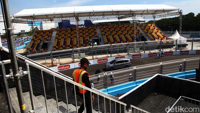 Tim pebalap Formula E memeriksa area lintasan di Jakarta International E-Prix Circuit, Ancol. Hal itu sebagai persiapan jelang balapan yang akan digelar besok.