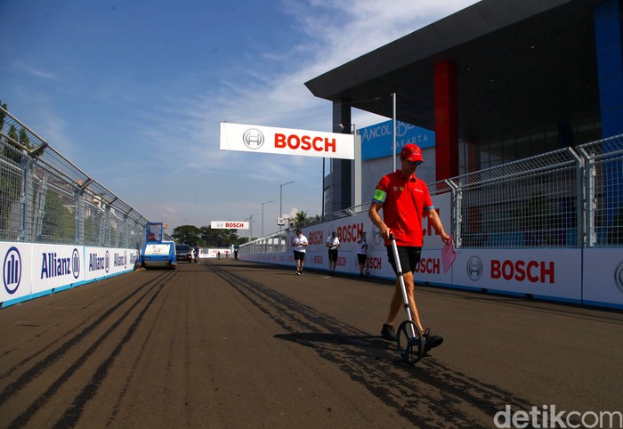 Tim pebalap Formula E memeriksa area lintasan di Jakarta International E-Prix Circuit, Ancol. Hal itu sebagai persiapan jelang balapan yang akan digelar besok.