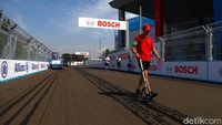Tim pebalap Formula E melakukan driver track walk atau memeriksa area lintasan di Jakarta International E-Prix Circuit, Ancol, Pademangan, Jakarta Utara, Jumat (3/6/2022).