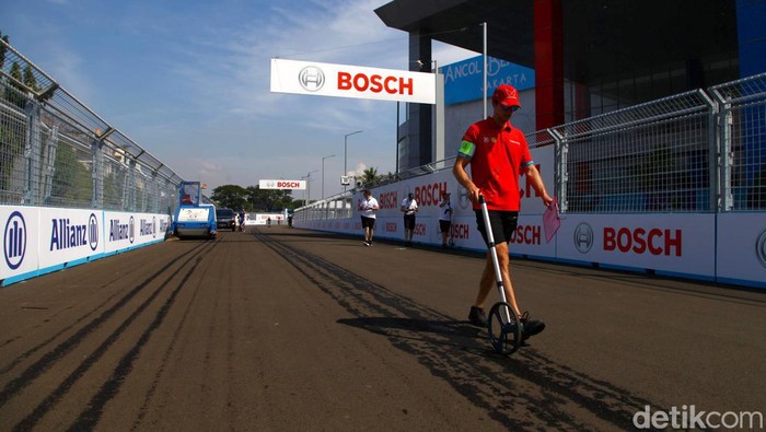 Tim pebalap Formula E memeriksa area lintasan di Jakarta International E-Prix Circuit, Ancol. Hal itu sebagai persiapan jelang balapan yang akan digelar besok.