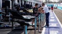 Untuk diketahui, ajang balapan mobil listrik internasional, Formula E akan digelar Sabtu (4/6) besok di Jakarta International E-Prix Circuit, Ancol, Jakarta Utara. Sebanyak 11 tim dengan 22 pebalap Formula E mulai menyiapkan mobilnya untuk pertandingan besok.