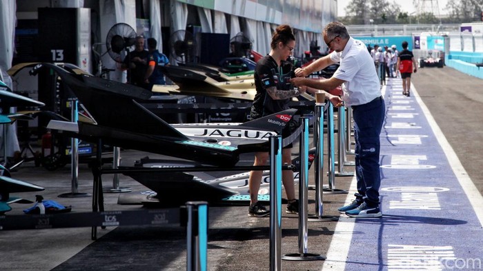 Ajang balapan Formula E akan digelar Sabtu (4/6) besok. Sejumlah persiapan pun dilakukan di paddock Jakarta International E-Prix Circuit, Ancol. Yuk, lihat.