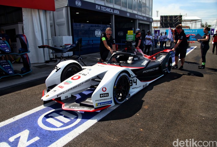 Ajang balapan Formula E akan digelar Sabtu (4/6) besok. Sejumlah persiapan pun dilakukan di paddock Jakarta International E-Prix Circuit, Ancol. Yuk, lihat.