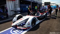 Tim pebalap menyiapkan mobil Formula E di garasi tim pebalap (paddock) pada Jakarta International E-Prix Circuit, Ancol, Jakarta Utara, Jumat (3/6/2022).