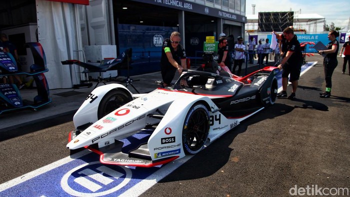 Intip Kesibukan Tim Pebalap Formula E di Paddock Sirkuit Ancol Ajang balapan Formula E akan digelar Sabtu (4/6) besok. Sejumlah persiapan pun dilakukan di paddock Jakarta International E-Prix Circuit, Ancol. Yuk, lihat.