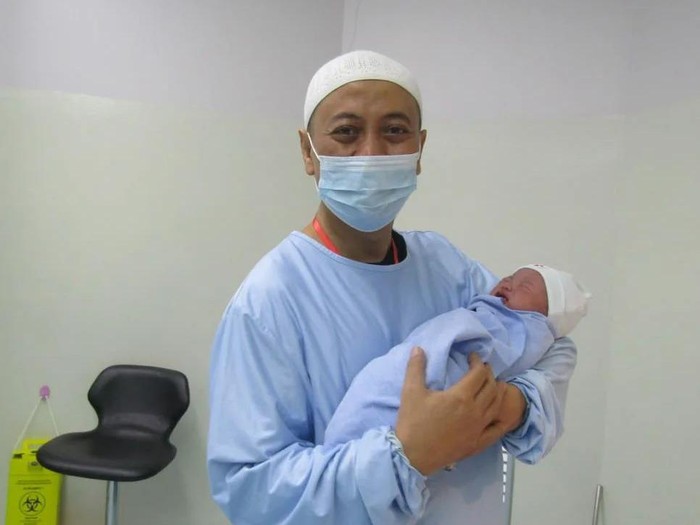 Istri Opick Melahirkan