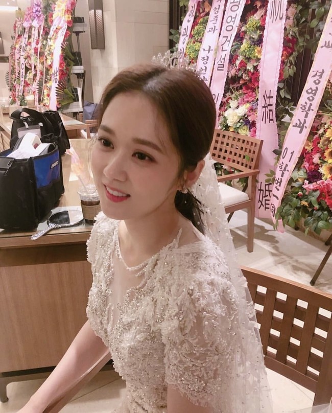 Meskipun menjaga identitas pacarnya, Jang Nara terungkap terlibat cinta lokasi dengan sinematografer yang dikenalnya selama syuting drama Korea VIP pada 2019. Keduanya berpacaran selama dua tahun sebelum melangkah ke jenjang pernikahan. Foto: dok. Instagram @nara0318