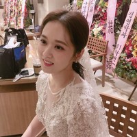 Meskipun menjaga identitas pacarnya, Jang Nara terungkap terlibat cinta lokasi dengan sinematografer yang dikenalnya selama syuting drama Korea VIP pada 2019. Keduanya berpacaran selama dua tahun sebelum melangkah ke jenjang pernikahan. Foto: dok. Instagram @nara0318