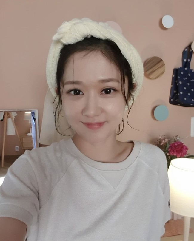 Perbedaan usia Jang Nara dan kekasihnya pun menjadi sorotan penggemar. Pasanya eks trainee SM Entertainment itu memiliki wajah baby face dan terlihat awet muda. Foto: dok. Instagram @nara0318