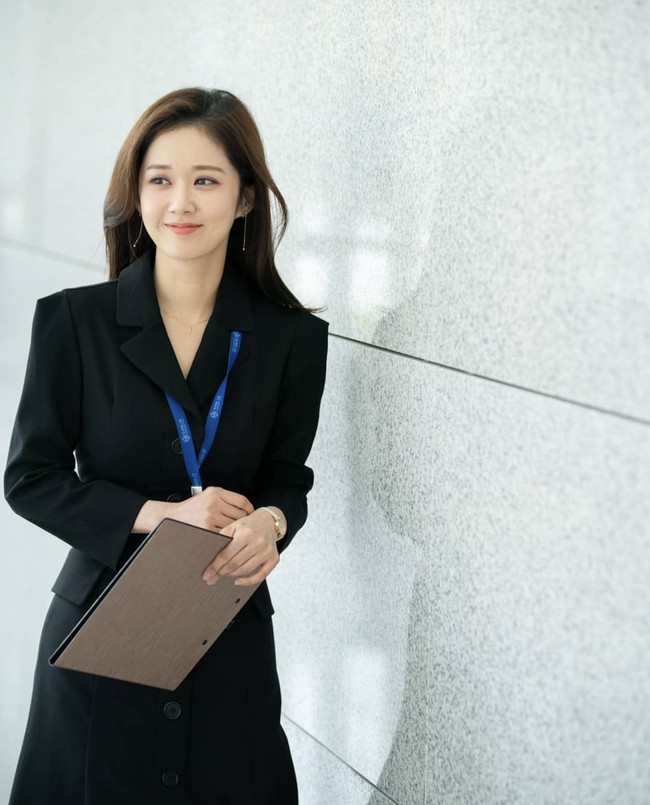 Jang Nara yang berusia 44 tahun juga sering dikagumi karena penampilan awet muda dan kulit glowing-nya. Aktris VIP tersebut pernah mengungkap rahasianya. Ia mengaku punya rutinitas kecantikan yang melibatkan pijat wajah selama 10 menit setiap hari. Dilansir Her World, perawatannya diawali dengan oil cleanser untuk memijat wajah dari rahang ke telinga. Foto: dok. Instagram @nara0318