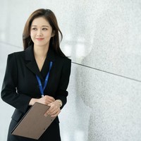 Jang Nara yang berusia 44 tahun juga sering dikagumi karena penampilan awet muda dan kulit glowing-nya. Aktris VIP tersebut pernah mengungkap rahasianya. Ia mengaku punya rutinitas kecantikan yang melibatkan pijat wajah selama 10 menit setiap hari. Dilansir Her World, perawatannya diawali dengan oil cleanser untuk memijat wajah dari rahang ke telinga. Foto: dok. Instagram @nara0318