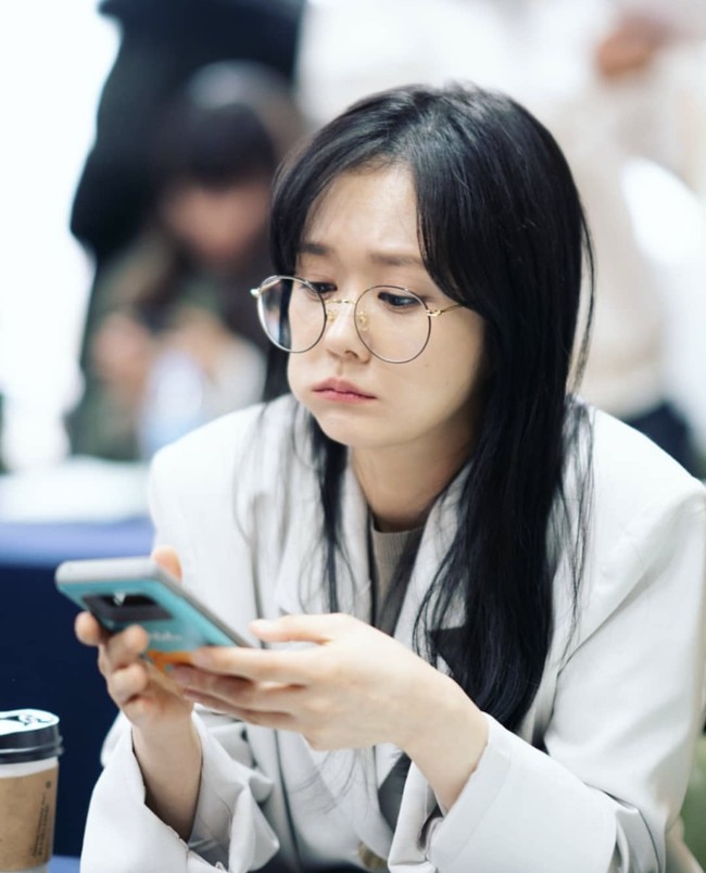 Ayah Jang Nara, Joo Hoseong pun angkat bicara perihal pernikahan putrinya. Dia mengungkap bahwa pihak keluarga telah dipertemukan untuk membahas pernikahan tahun lalu. Aktris 41 tahun itu juga akan memulai syuting drama Korea terbaru setelah menikah sekitar Agustus-September. Foto: dok. Instagram @nara0318