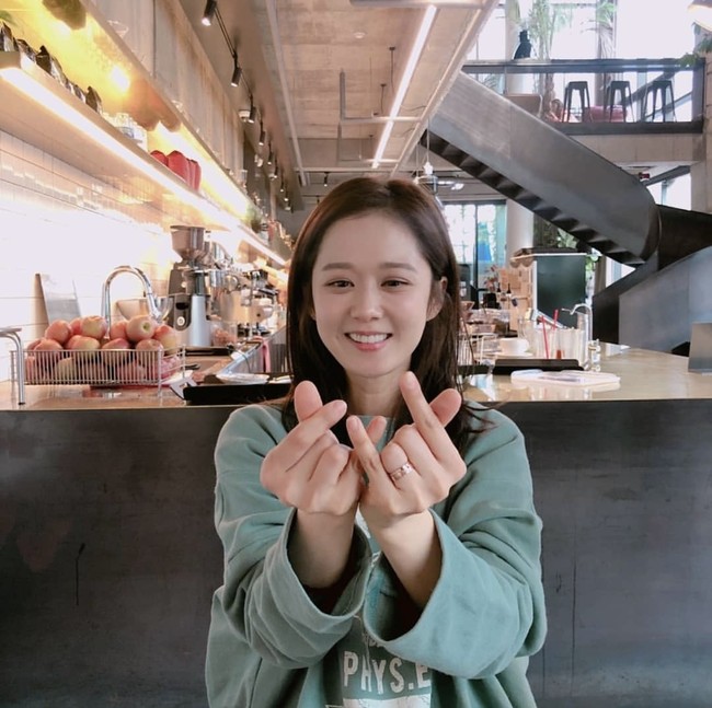 “Aku memiliki kabar yang terasa personal namun membahagiakan untuk dibagikan kepada kalian semua hari ini. Aku akan menikah!” ungkap Jang Nara lewat postingan Instagram-nya @nara0318. Foto: dok. Instagram @nara0318