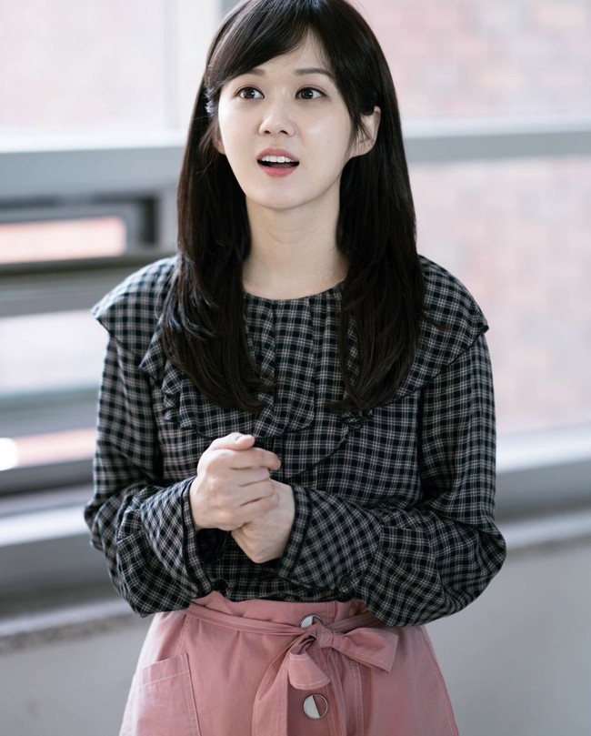 Menurut laporan OSEN, Jang Nara telah mengenalkan calon suaminya kepada keluarga sejak pacaran. Dia mengajak pria itu menghadiri acara pernikahan kakaknya bersama kedua orang tuanya pada 2020. Foto: dok. Instagram @nara0318