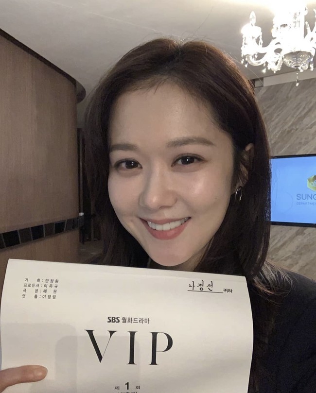 Agensi Jang Nara memberikan pernyataan resmi setelah sang aktris mengumumkan pernikahannya. Menurut Rawon Culture, Jang Nara akan menggelar acara pernikahan sederhana yang dihadiri keluarga dan teman dekat pada akhir Juni. Foto: dok. Instagram @nara0318