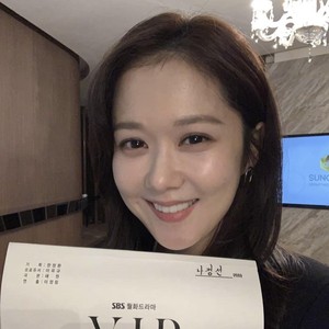Tips Kulit Glowing 5 Aktris KDrama Berusia di Atas 40, Jang Nara Pijat Wajah Tips Kulit Glowing 5 Aktris KDrama Berusia di Atas 40, Jang Nara Pijat Wajah