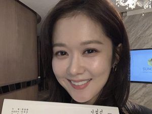 Tips Kulit Glowing 5 Aktris KDrama Berusia di Atas 40, Jang Nara Pijat Wajah